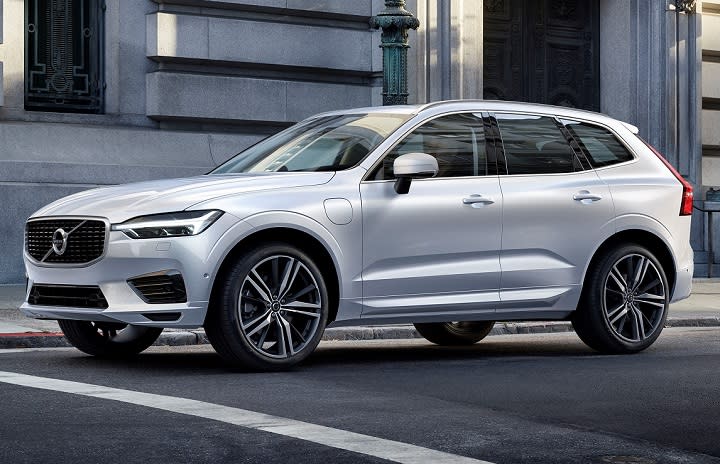 2018 Volvo XC60 T8 R-Design front quarter left photo