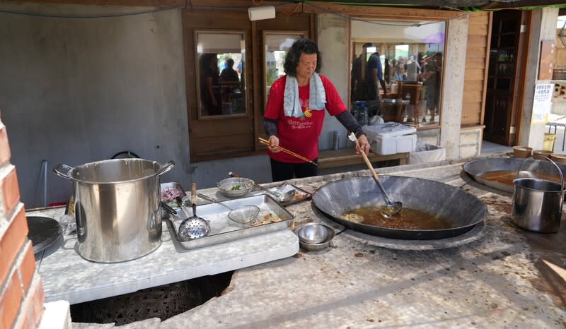 澎湖「魚灶」重啟  再現傳統美味 「銘順銘忠的一日快閃店」活動9日上午在澎湖縣湖 西鄉紅羅村魚灶登場，邀當地居民與遊客體驗傳統漁 產加工過程，重拾先人智慧，再現傳統美味。 （澎湖縣政府提供） 中央社  113年6月9日 