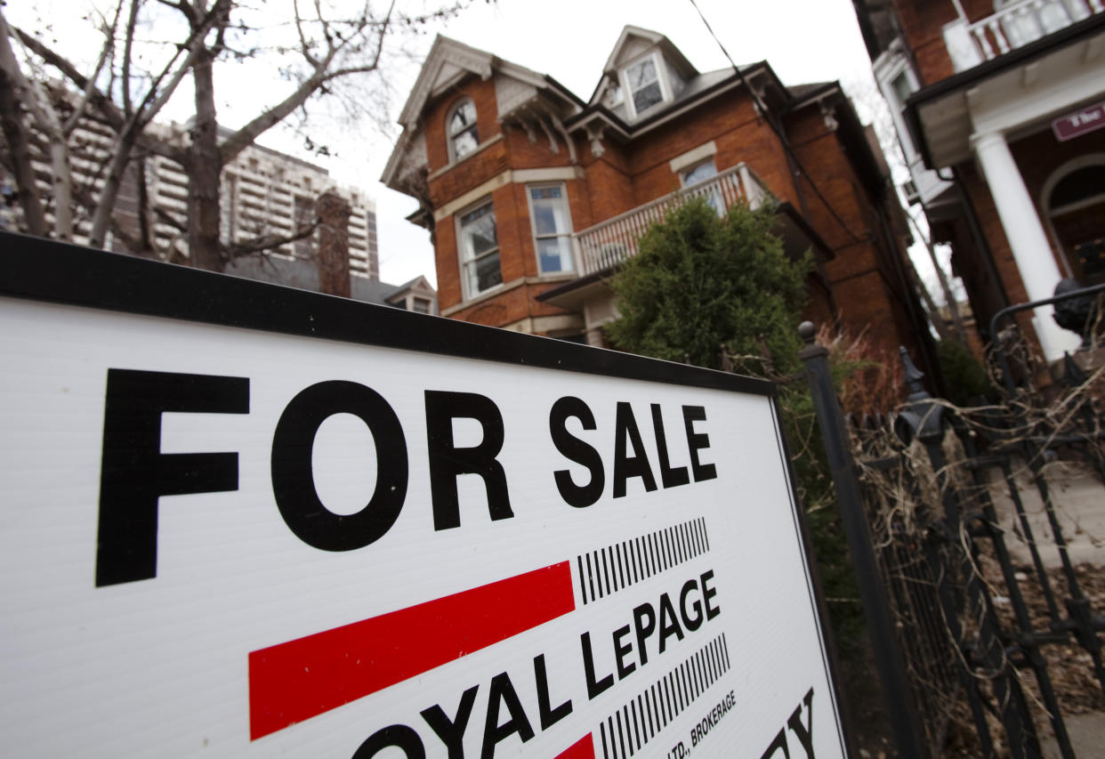 A house is seen for sale on the real estate market in Toronto, April 9, 2009.  Canadian housing starts rose an unexpectedly strong 13.7 percent in March, breaking a six-month losing streak, but analysts said the recovery is likely to be temporary.   REUTERS/Mark Blinch (CANADA BUSINESS)