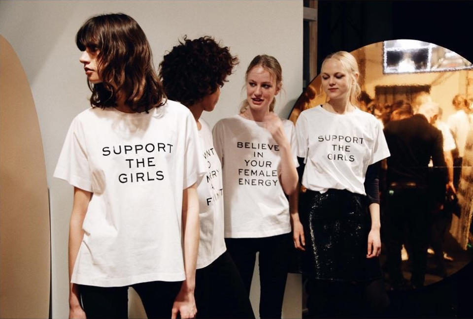 Nicht das einzige Feminismus-Shirt, das Dorothee Schumacher nutzte. Gleich mehrere Models trugen die Teile, unter anderem mit dem Spruch: "Unterstütze die Mädchen!" (Bild-Copyright: Instagram/dorotheeschumacher)