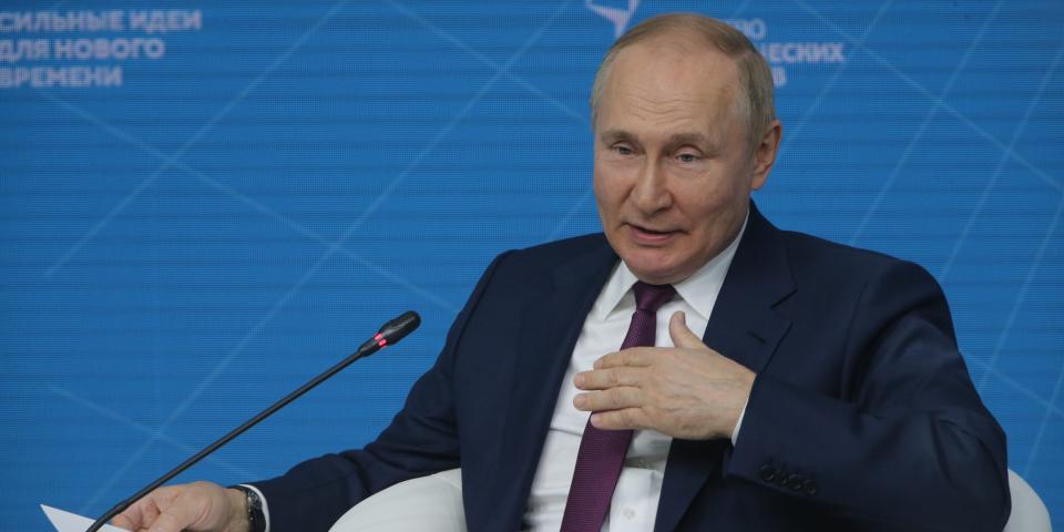 Putin speaks at forum