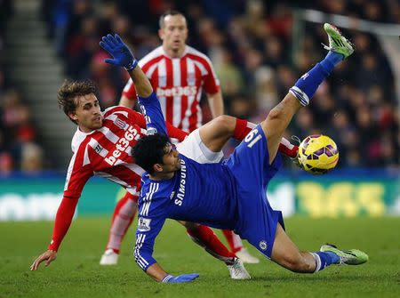 Stoke City's Marc Muniesa (L) challenges Chelsea's Diego Costa during their English Premier League soccer match at the Britannia Stadium in Stoke-on-Trent, northern England December 22, 2014. REUTERS/Darren Staples