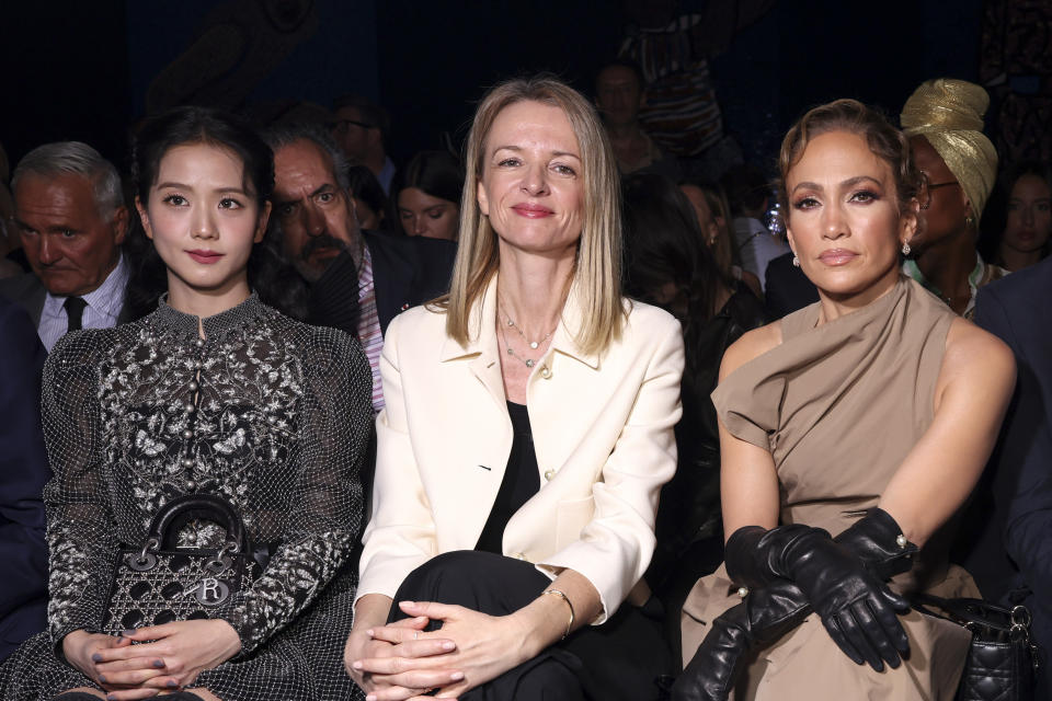 Jisoo, de izquierda a derecha, Delphine Arnault y Jennifer Lopez asisten a la colección Dior Haute Couture Otoño-Invierno 2024-2025 presentada el 24 de junio de 2024 en París. (Foto Vianney Le Caer/Invision/AP)