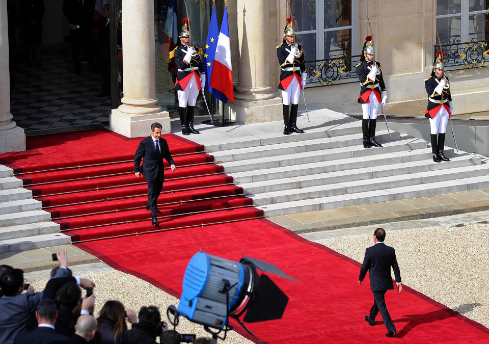 Nicolas Sarkozy descend les marches du parvis de l'Elysée pour aller accueillir François Hollande avant la cérémonie officielle. AFP