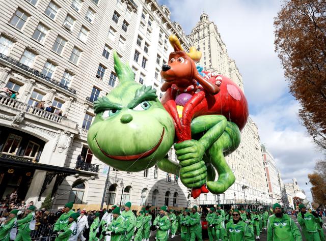 Los globos gigantes de Macy's desafiaron al viento en el desfile