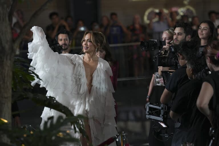 Jennifer Lopez hizo gala de su glamour y del diseño de Chemena Kamali, directora creativa de Chloé