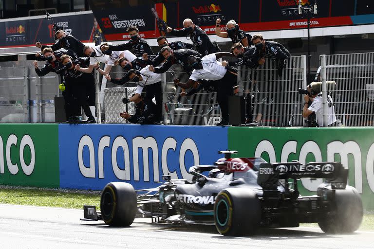 El festejo de Mercedes por la victoria de Lewis Hamilton, después de la brillante estrategia que trazó Rosie Wait en el Gran Premio de España 2021