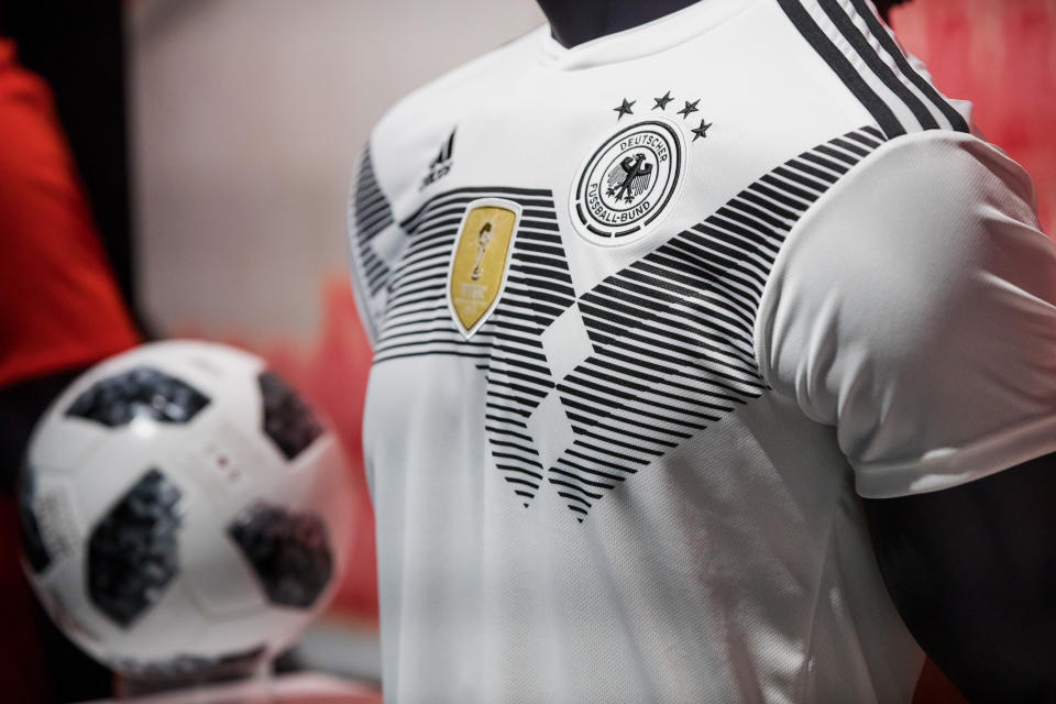 Wer das Deutschland-Trikot haben will, muss tief in die Tasche greifen. (Bild: dpa)