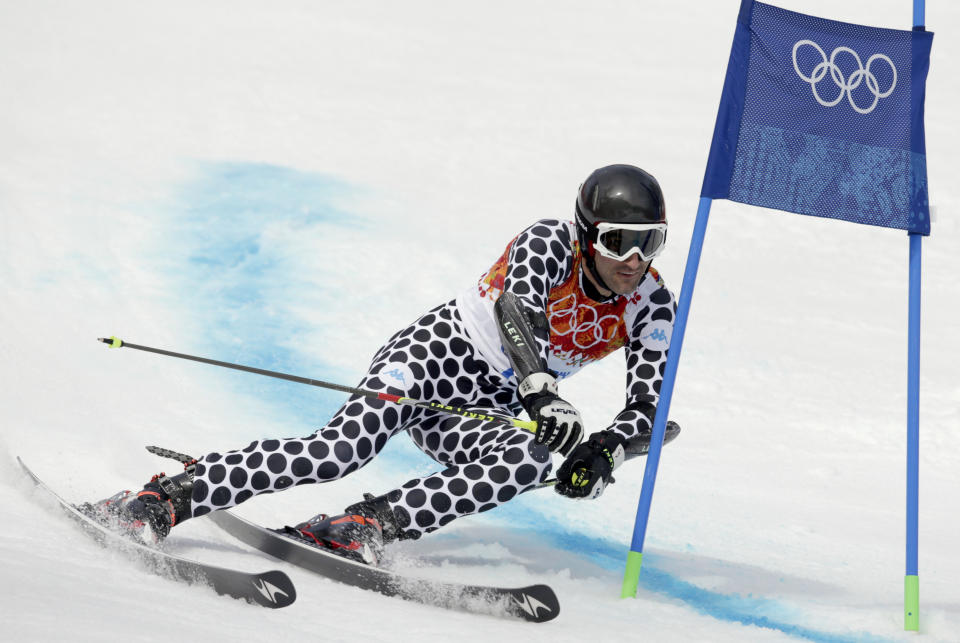 El esquiador de Argentina, Cristian Javier Simari Birkner, compite en el eslalon gigante en los Juegos Olímpicos de Invierno en Sochi el miércoles, 19 de febrero de 2014, en Krasnaya Polana, Rusia. (AP Photo/Charles Krupa)