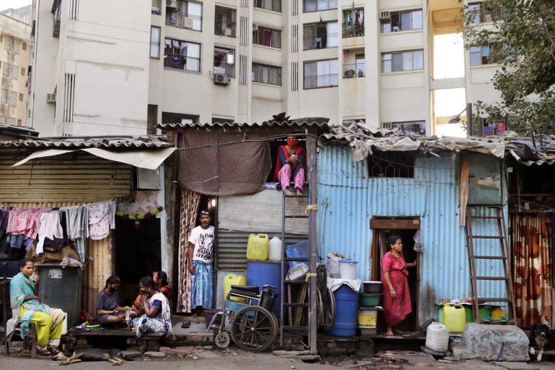 2020年3月，印度孟買（Mumbai）的達拉維（Dharavi）貧民窟傳出新冠肺炎疫情（AP）