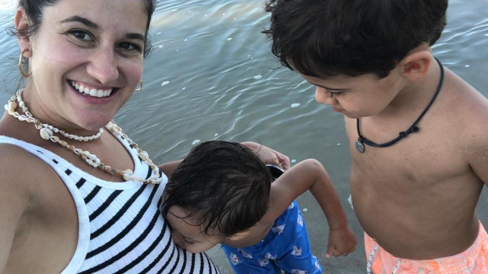 Isidora junto a sus hijos, Rafael y Juan, mientras estaba embarazada de Lourdes.