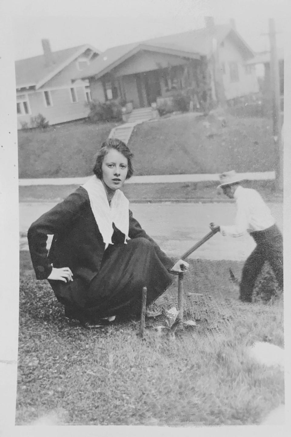 Violet Harris, a Seattle resident who lived through the 1918 Spanish flu epidemic, in front of her house near the city's University District.