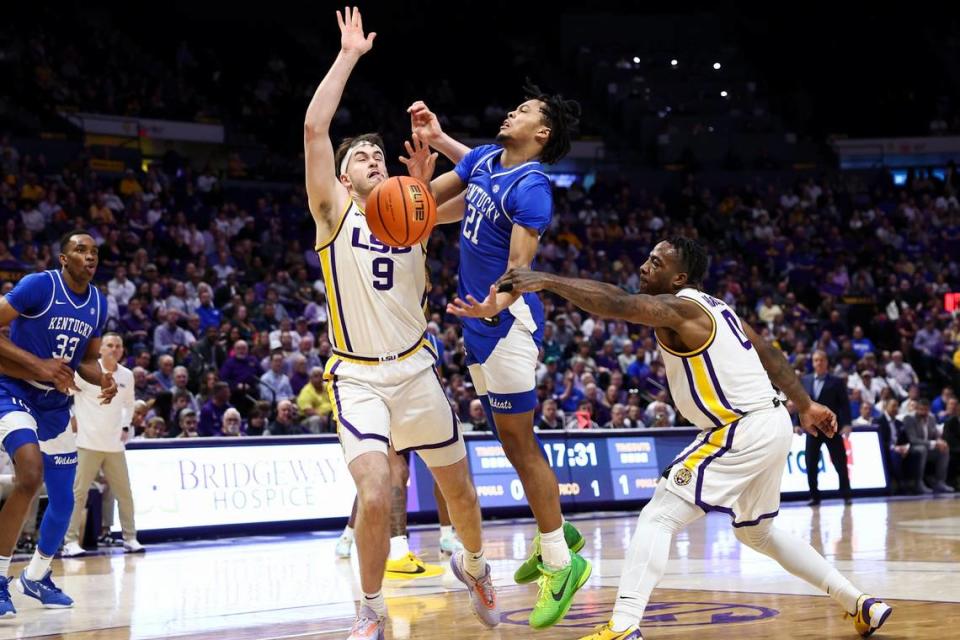 Kentucky guard D.J. Wagner (21) loses control of the ball against LSU forward Will Baker (9) during Wednesday’s game. Silas Walker/swalker@herald-leader.com