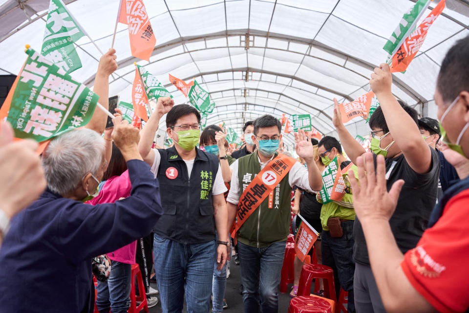 新北市長候選人林佳龍及新北市議員候選人卓冠廷（新北八土樹三鶯）今（23）日上午舉行聯合競選總部成立大會。   圖：卓冠廷競選辦公室提供