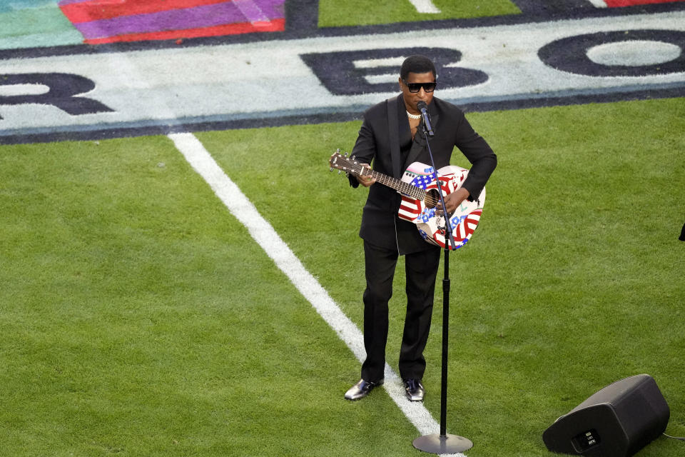 Babyface interpreta "America the Beautiful" antes del Super Bowl 57 de la NFL entre los Chiefs de Kansas City y los Eagles de Filadelfia, el domingo 12 de febrero de 2023, en Glendale, Arizona. (Foto AP/Charlie Riedel)