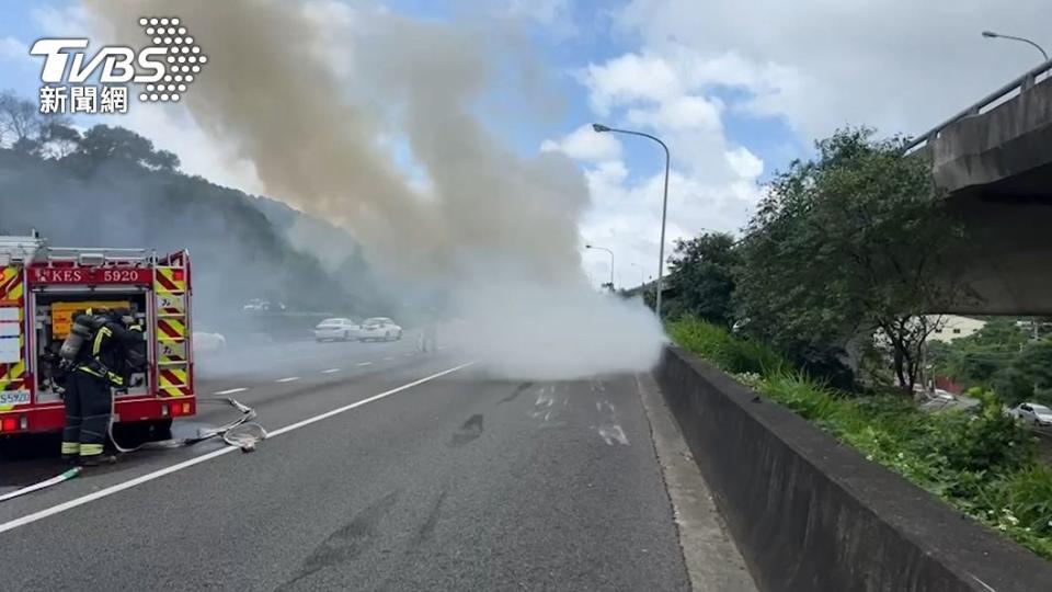 警消到場搶救。（圖／TVBS）