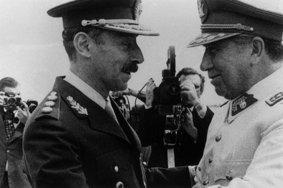 Chilean general Augusto Pinochet (right) met with Videla in 1978 (Getty Images)