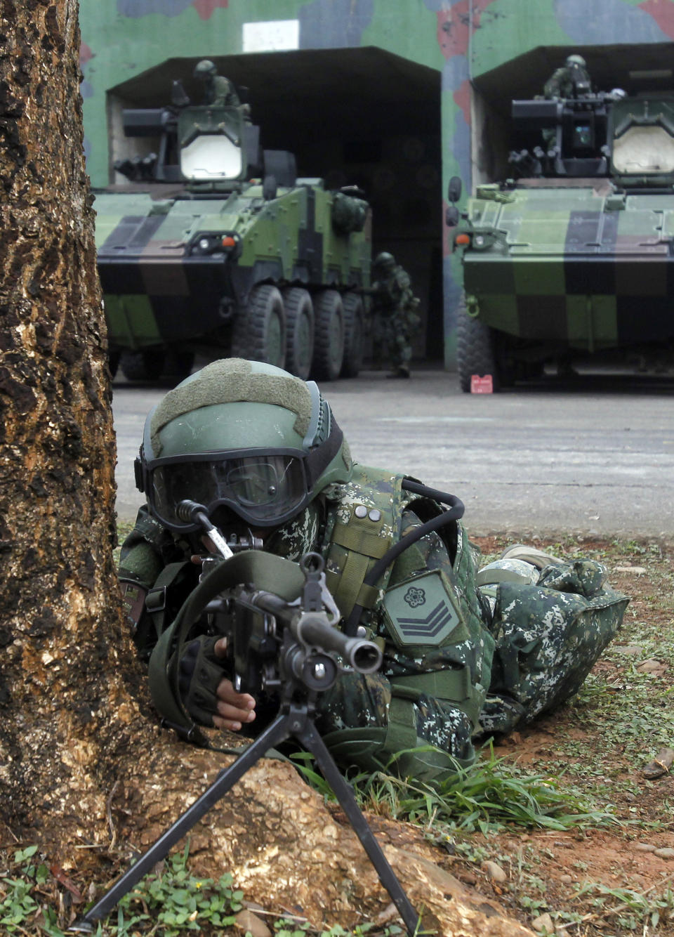 A Taiwanese soldier takes a position during a military exercises in Taichung, central Taiwan, Thursday, Jan. 17, 2019. Taiwan’s military has conducted a live-fire drill on Thursday to show its determination to defend itself from Chinese threats. (AP Photo/Chiang Ying-ying)