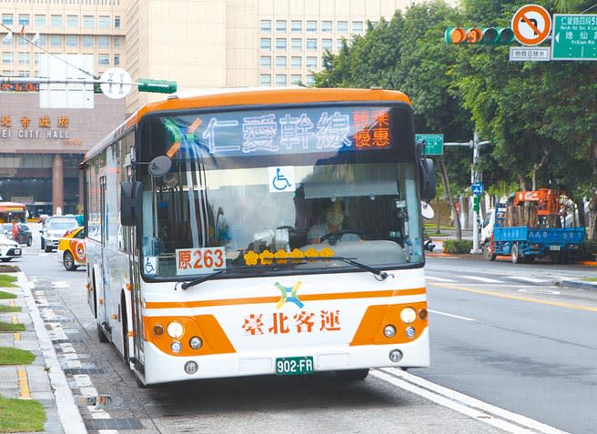 台北市12月將在仁愛幹線公車試辦讓座服務系統，營造公車友善環境。（張立勳攝）