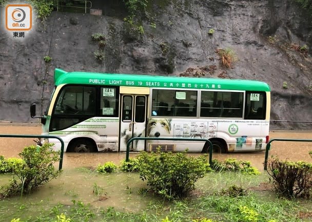 大埔公路近松仔園有小巴被積水浸過車胎死火。(林耀康攝)