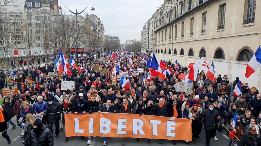 法國巴黎街頭湧現數萬民眾，抗議國內物價高漲的狀況。（網路截圖）