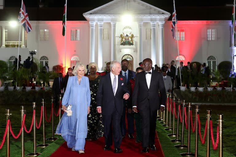 El rey Carlos III y la reina Camila llegan junto al presidente de Kenia, William Ruto, y la primera dama, Rachel Ruto, para asistir a un banquete de Estado en la State House de Nairobi, en el primer día de la visita 