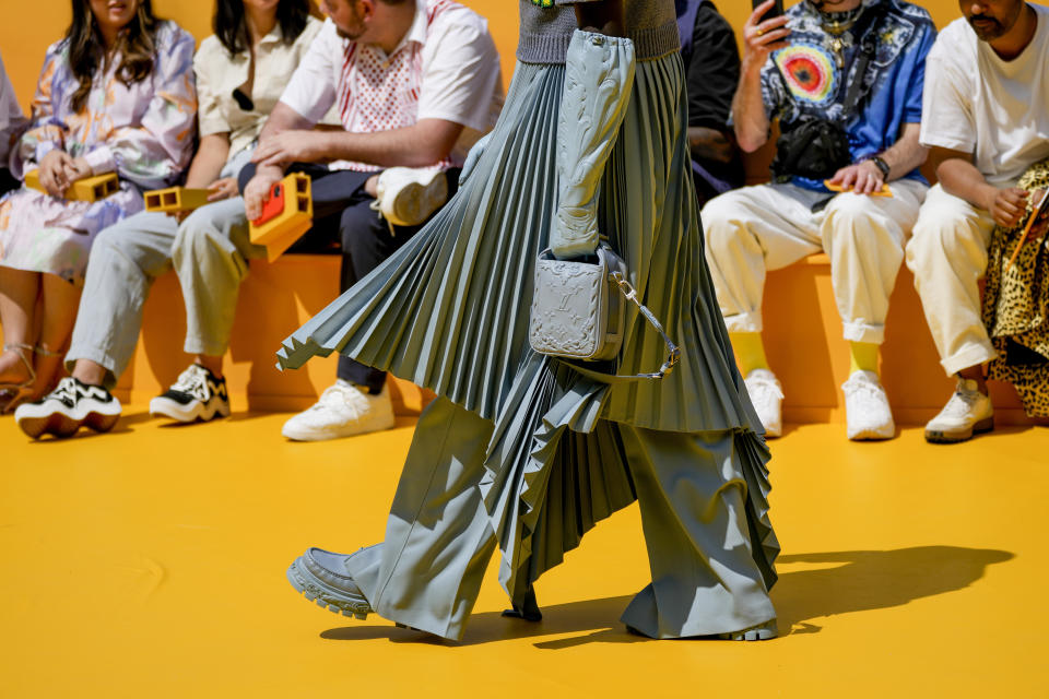 Un modelo luce una creación de la colección primavera-verano 2023 de Louis Vuitton durante su presentación en París, el jueves 23 de junio de 2022. (Foto AP/Francois Mori)