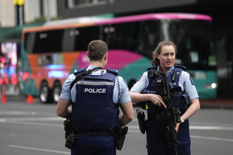 Agentes de Nueva Zelanda montan guardia frente a un hotel que alberga a jugadoras del Mundial femenino en Auckland, el jueves 20 d ejulio de 2023 (AP Foto/Abbie Parr)