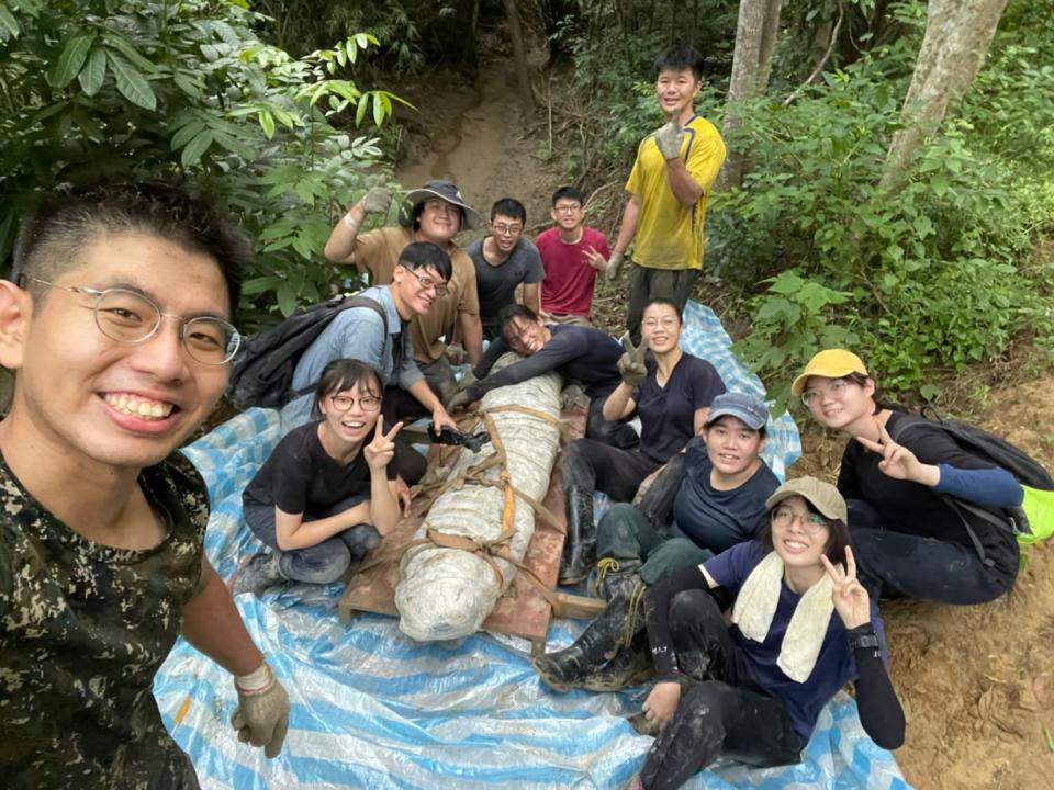 成大與科博館及海內外學者、學生一起挖掘出台灣史上最完整的鯨魚化石。（成大提供）