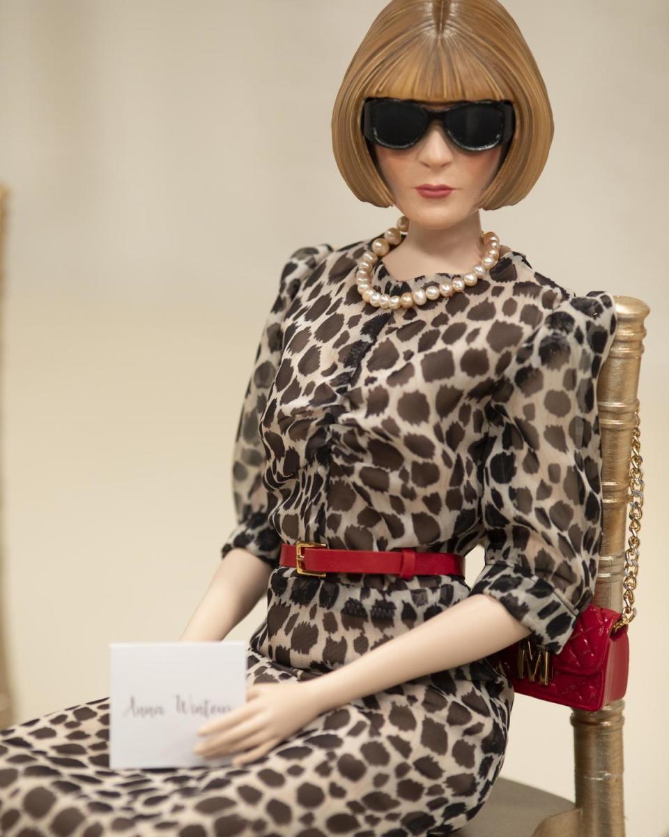 坐在頭排的美國版Vogue總編Anna Wintour製作得栩栩如生。（MOSCHINO提供）