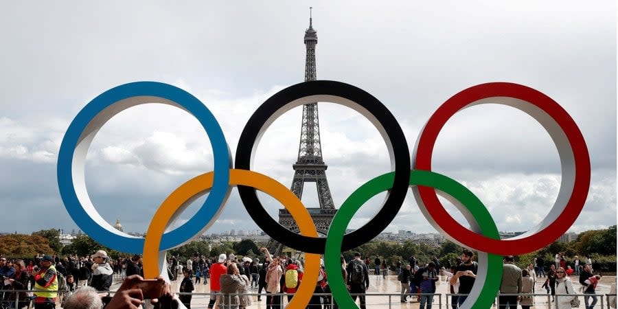 Olympic rings in the front of the Eiffel Tower