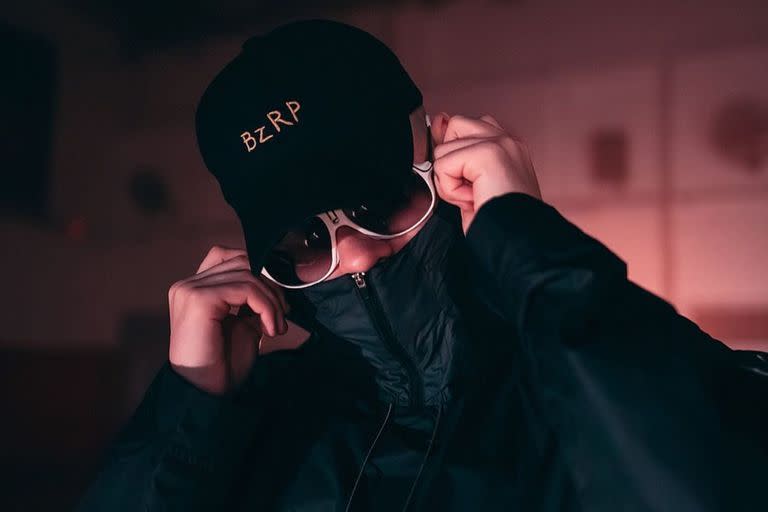 Salió a la venta la gorra de Bizarrap: cuánto cuesta y cómo comprarla