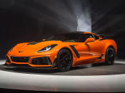 General Motors will es augenscheinlich wissen: Der US-amerikanische Autohersteller bringt die Chevrolet Corvette ZR1 zurück, nur stärker und schneller als jemals zuvor. In Zahlen bedeutet das: 765 PS! Das Modell ist als Coupé und Cabrio erhältlich und besticht unter anderem mit einem eignen Farbton, Sebring Organge. (Bild-Copyright: GM/Chevrolet)