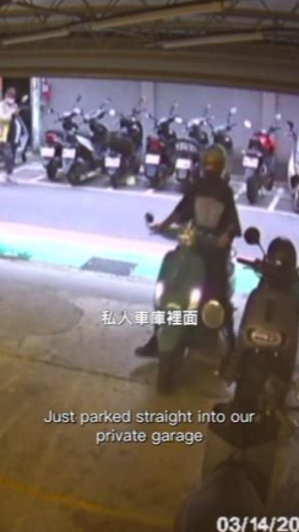 有位陌生人直接停摩托車在王陽明私人車庫。（圖／翻攝自王陽明IG）