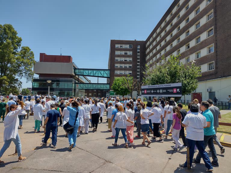 Los médicos del Posadas comenzaron hoy un paro por 48 horas y marcharon dentro del hospital; se movilizarán mañana al centro porteño