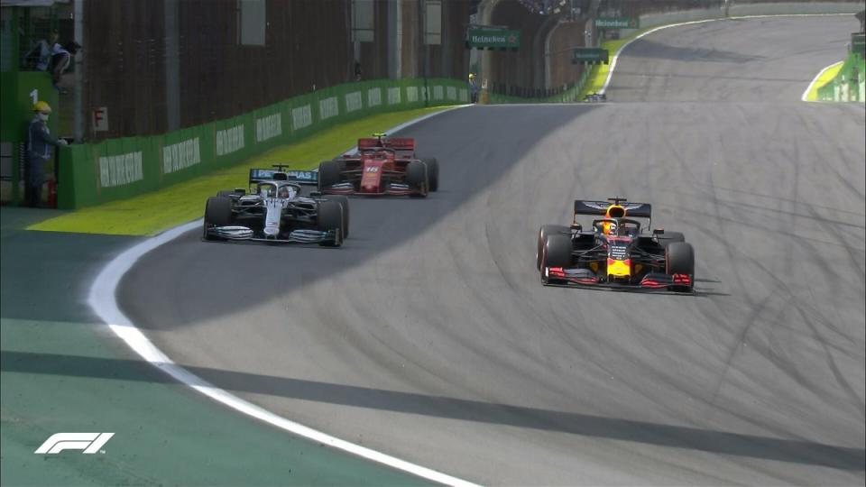 Après avoir doublé Leclerc au tour 22, les deux hommes ferraillent en effet au tour 23. Verstappen dépasse finalement Hamilton au premier virage. L'Anglais ne peut pas résister. Vettel est alors leader devant Bottas, Verstappen, Hamilton, Leclerc et Albon.