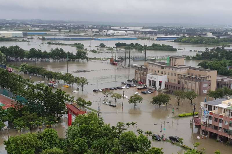 熱帶性低氣壓造成豪雨不斷，南部災情慘重。圖為嘉義地區淹水情形。（圖/網友提供）