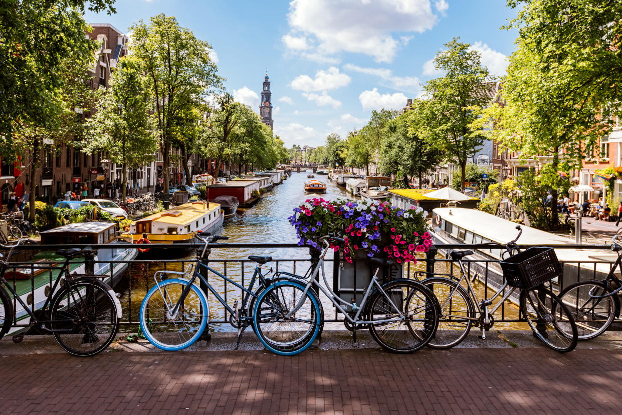 Fahrräder an einer Brücke über einem Kanal in Amsterdam