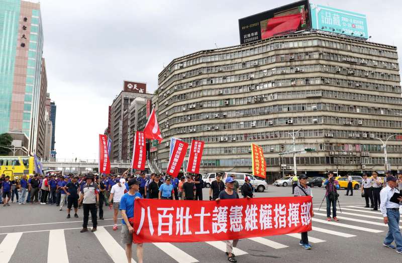 20180620_反軍改團體「八百壯士」下午繞行立法院周邊遊行。（蘇仲泓攝）