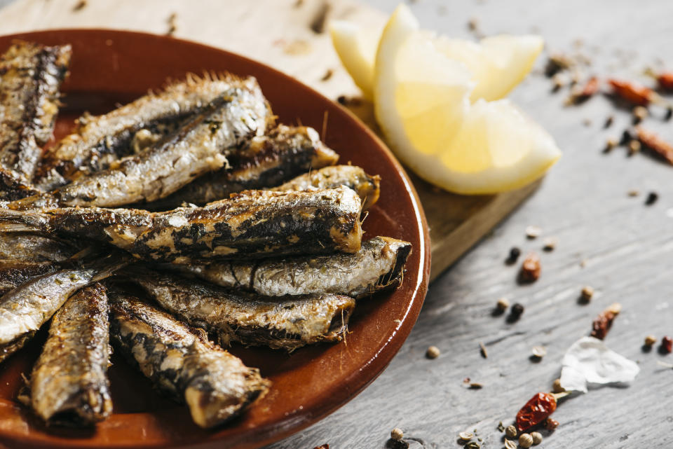 El uso del horno permite lograr unas muy decentes sardinas ahumadas. Foto: Getty Creative