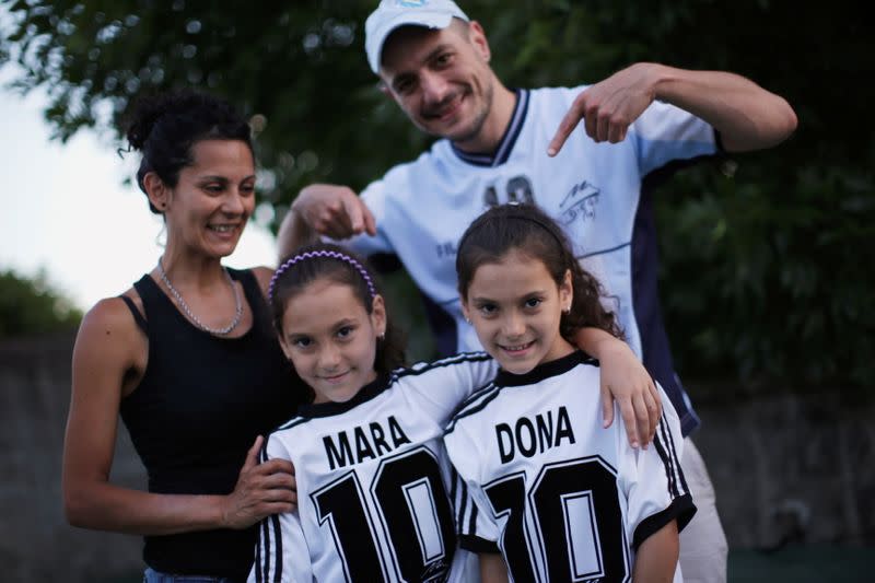 Walter Gastón Rotundo, un fanático de Diego Maradona que llamó a sus hijas mellizas Mara y Dona en honor al astro del fútbol, posa junto a su familia en Buenos Aires