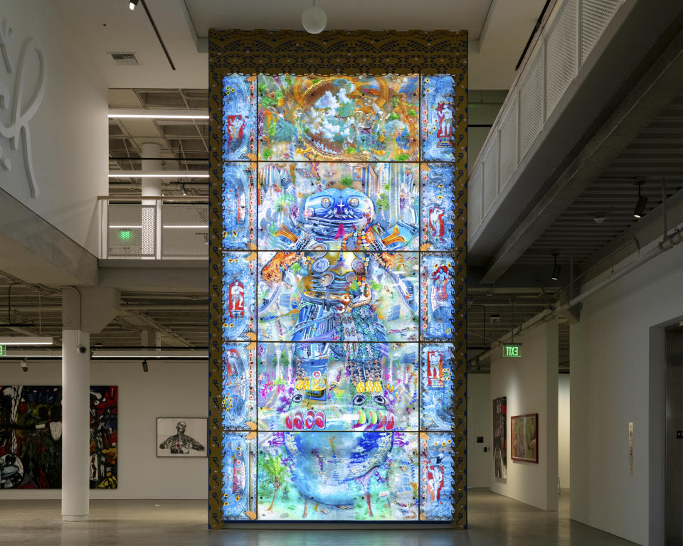 La instalación lenticular de dos pisos de Einar y Jamex de la Torre, que proyecta una imagen animada de la fornida diosa azteca de la tierra Coatlicue, en el Centro para el Arte y la Cultura Chicana en Riverside, California, el 23 de mayo de 2022. (Carlos Jaramillo/The New York Times)
