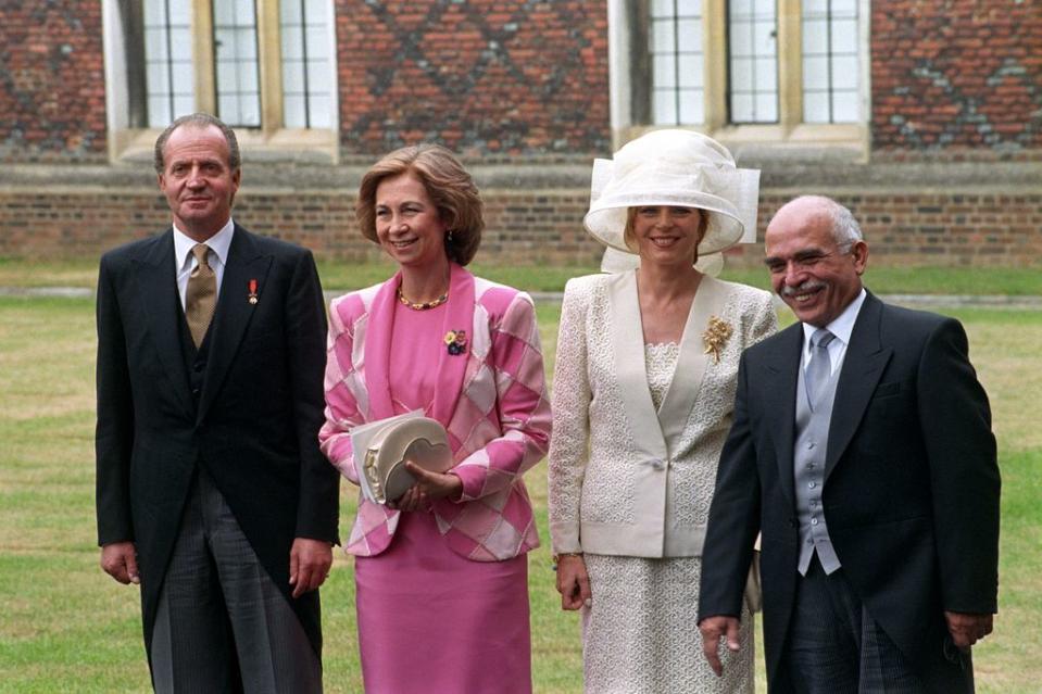 Rey Juan Carlos, reina Sofía, Hussein de Jordania y Noor de Jordania en la boda de Pablo de Grecia