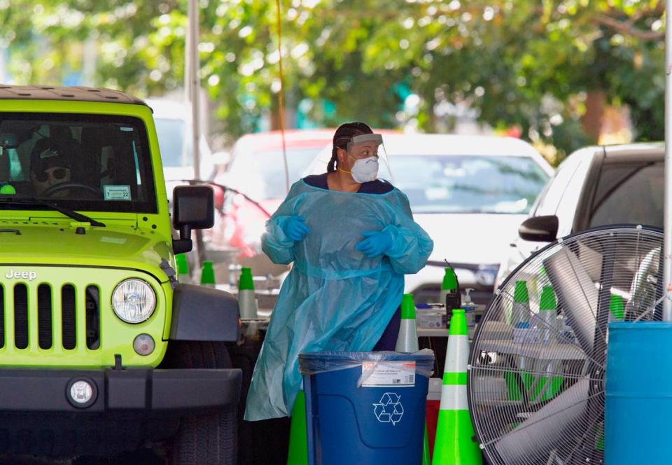 Una trabajadora de la salud recoge una muestra de prueba del COVID en el Centro Convenciones de Miami Beach el 18 de noviembre de 2020, en Miami Beach. DAVID SANTIAGO dsantiago@miamiherald.com