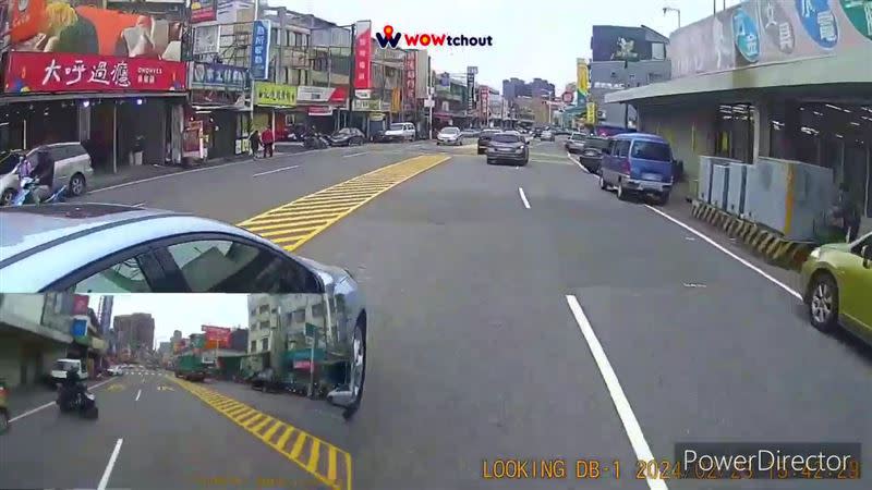 汽車駕駛超車不慎撞到機車把手。（圖／翻攝自WoWtchout - 地圖型行車影像分享平台）