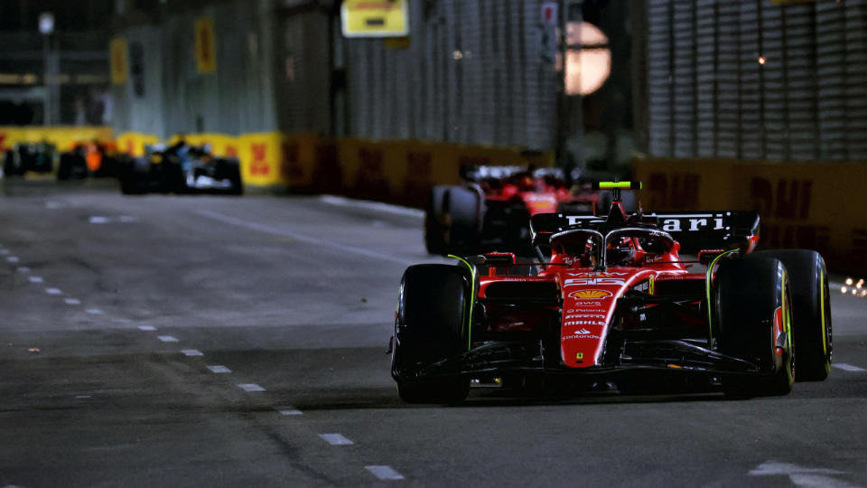 Ο Carlos Sainz της Ferrari οδηγεί το Grand Prix της Σιγκαπούρης.  Πίστωση: Alamy