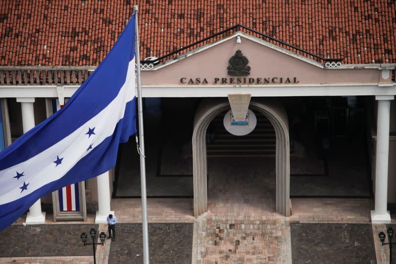 La bandera nacional hondureña ondea frente a la casa presidencial en Tegucigalpa, Honduras.