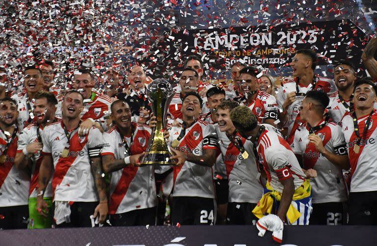 Los jugadores de River festejando en el final del partido, el triunfo ante Rosario Central 2-0 que le dio el Trofeo de Campeones