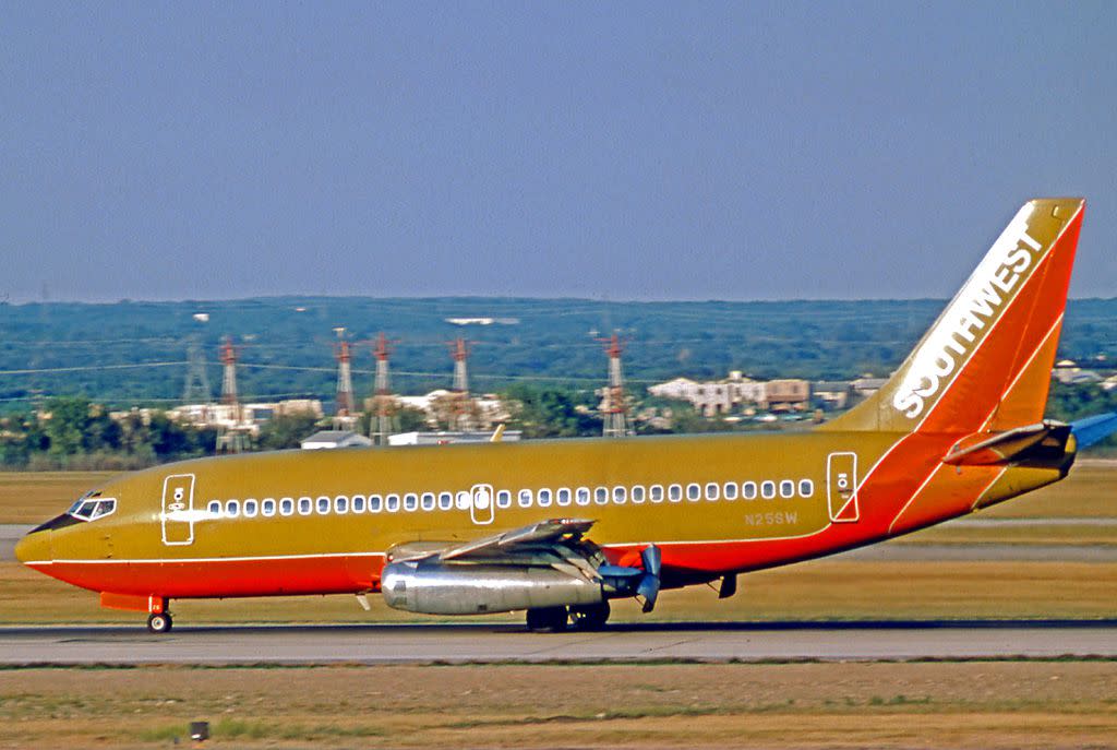 Boeing 737-200 in original livery in 1975