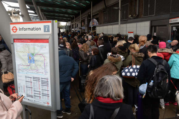 More rail delays amid bonuses row